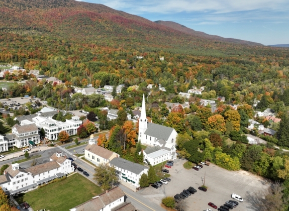 One of the main architectural attractions is the Hildene House, built in 1912. Surrounded by magnificent gardens, the building is open to the public and offers tours that tell about life in Vermont in