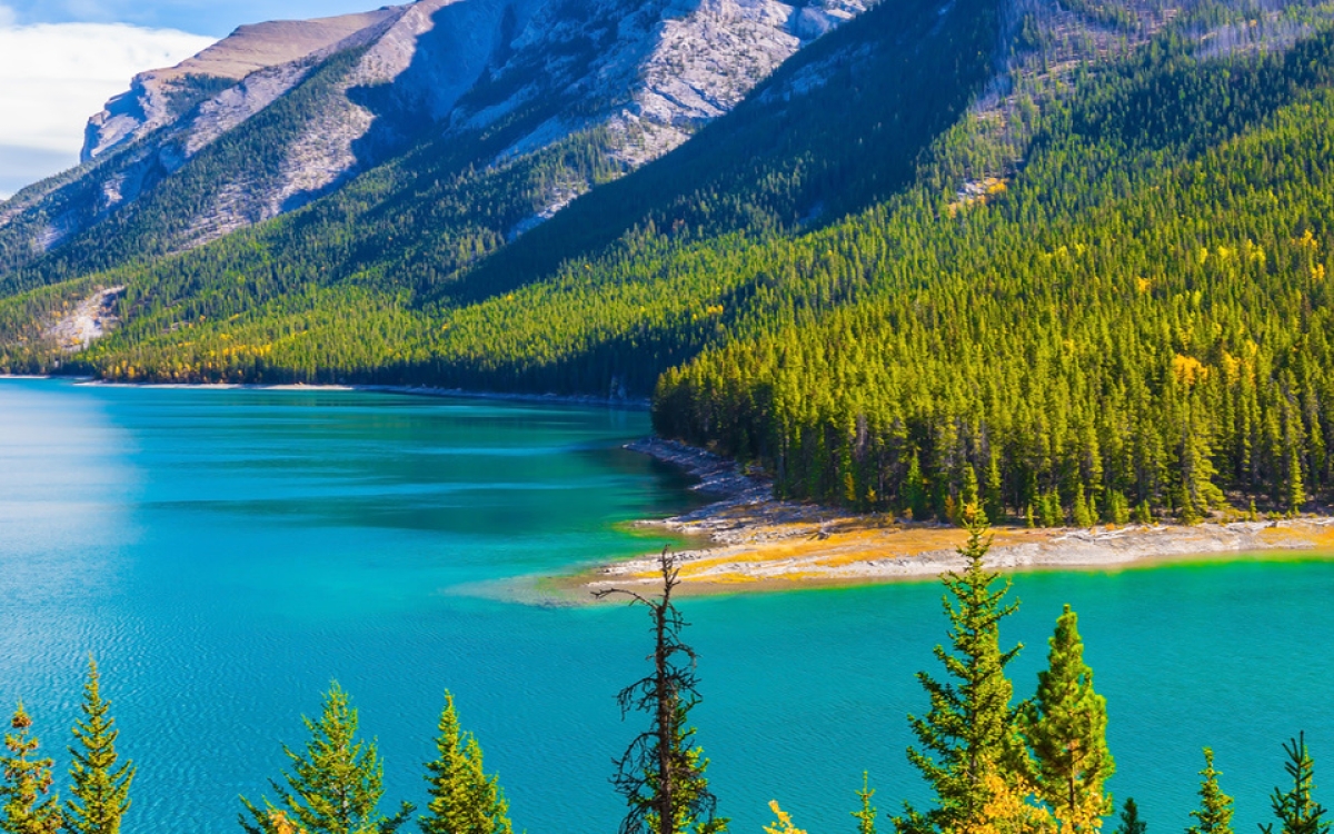 3.-Lake-Minnewanka-in-Banff-National-Park-1800x600