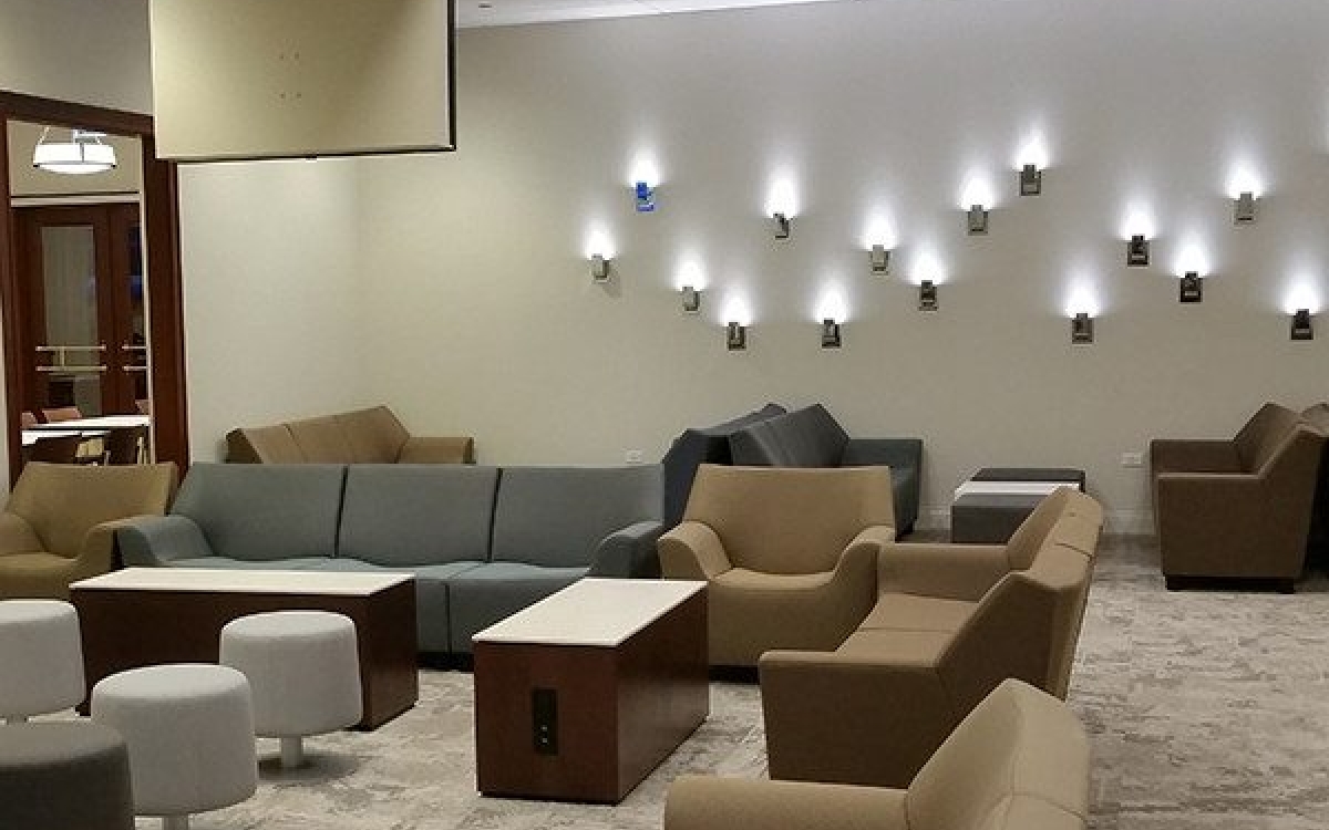 seating at amtrak chicago lounge