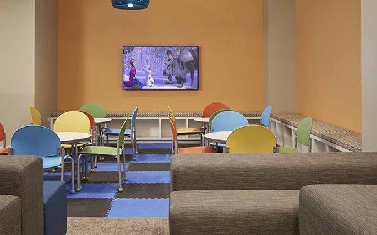 seating at amtrak chicago lounge