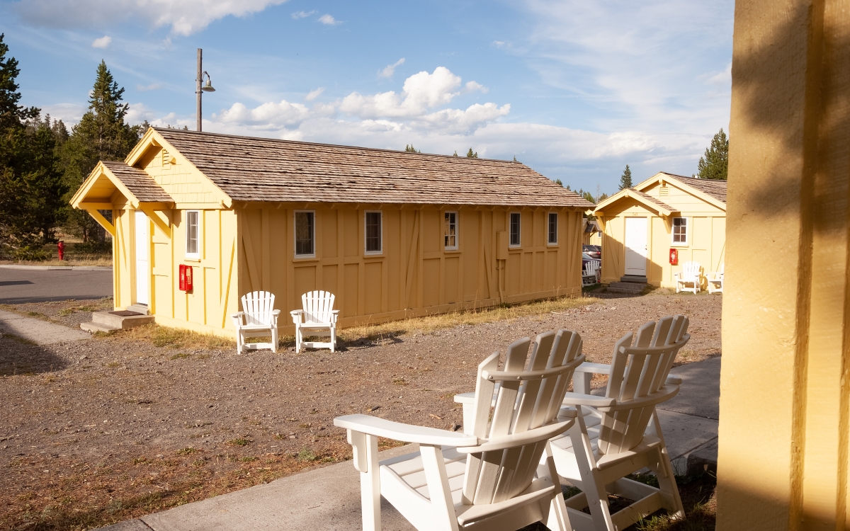 lake-hotel-cottage-exterior_lake-yellowstone-hotel